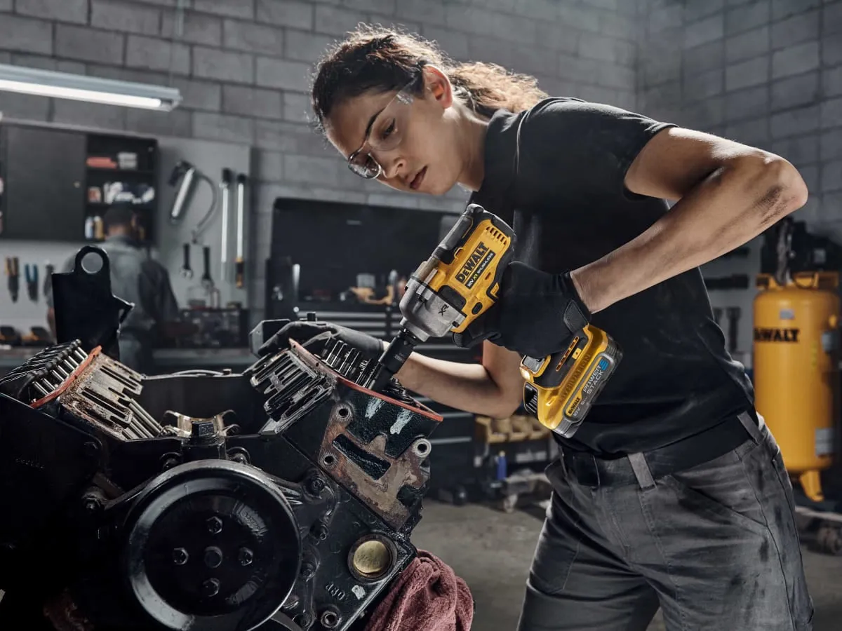 DeWalt DCF891H2T 18V XR 1/2'' Brushless Impact Wrench with 2 x 5.0Ah Batteries Charger & Heavy-duty Kitbox