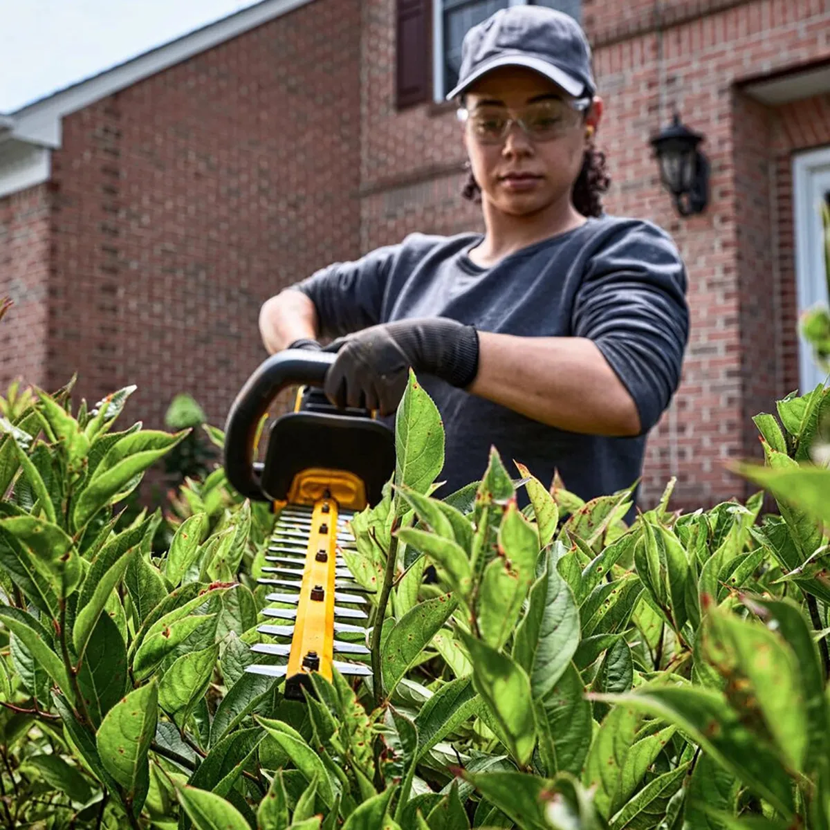 Dewalt DCMHT573N-XJ 54V XR FlexVolt Brushless 65cm Hedge Trimmer with 1 x 6.0Ah Battery & Charger