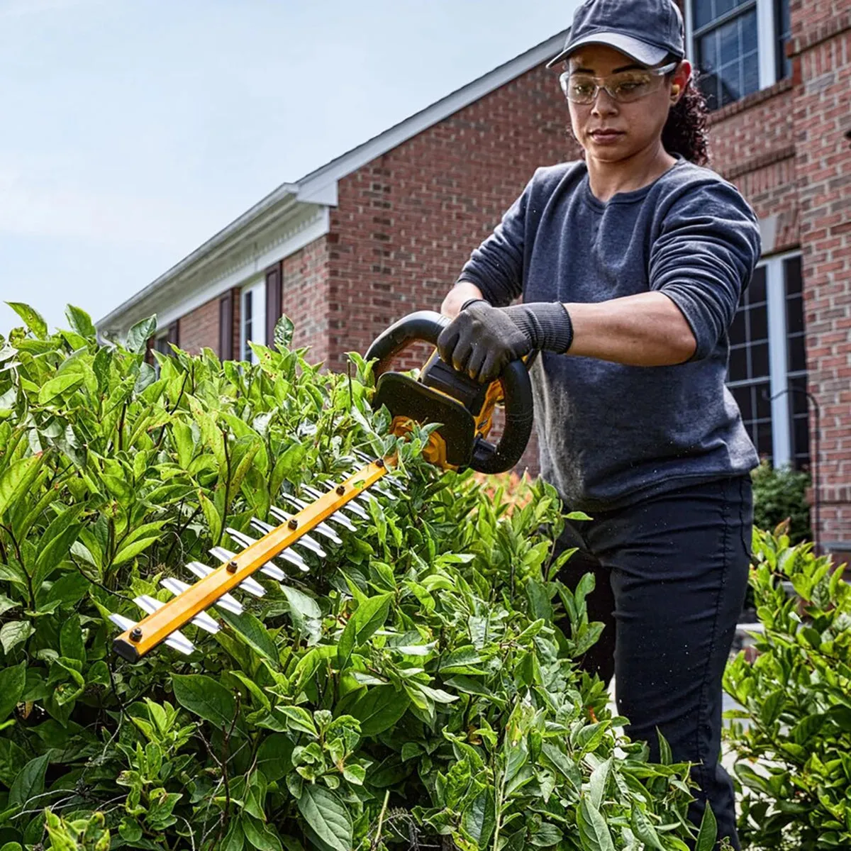 Dewalt DCMHT573N-XJ 54V XR FlexVolt Brushless 65cm Hedge Trimmer with 1 x 6.0Ah Battery & Charger
