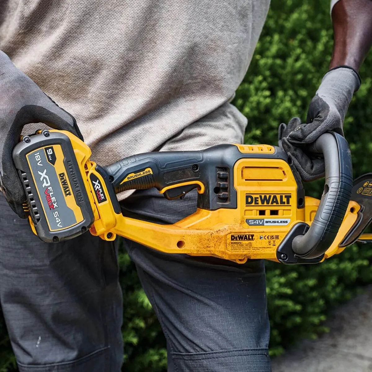Dewalt DCMHT573N-XJ 54V XR FlexVolt Brushless 65cm Hedge Trimmer with 1 x 6.0Ah Battery & Charger