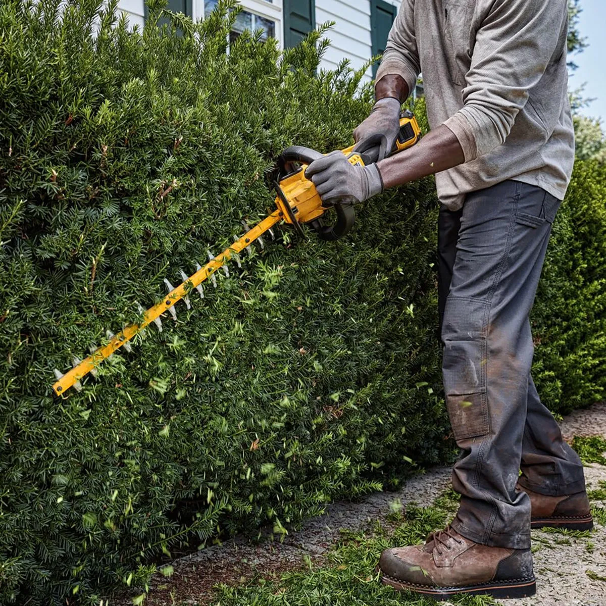 Dewalt DCMHT573N-XJ 54V XR FlexVolt Brushless 65cm Hedge Trimmer with 1 x 6.0Ah Battery & Charger
