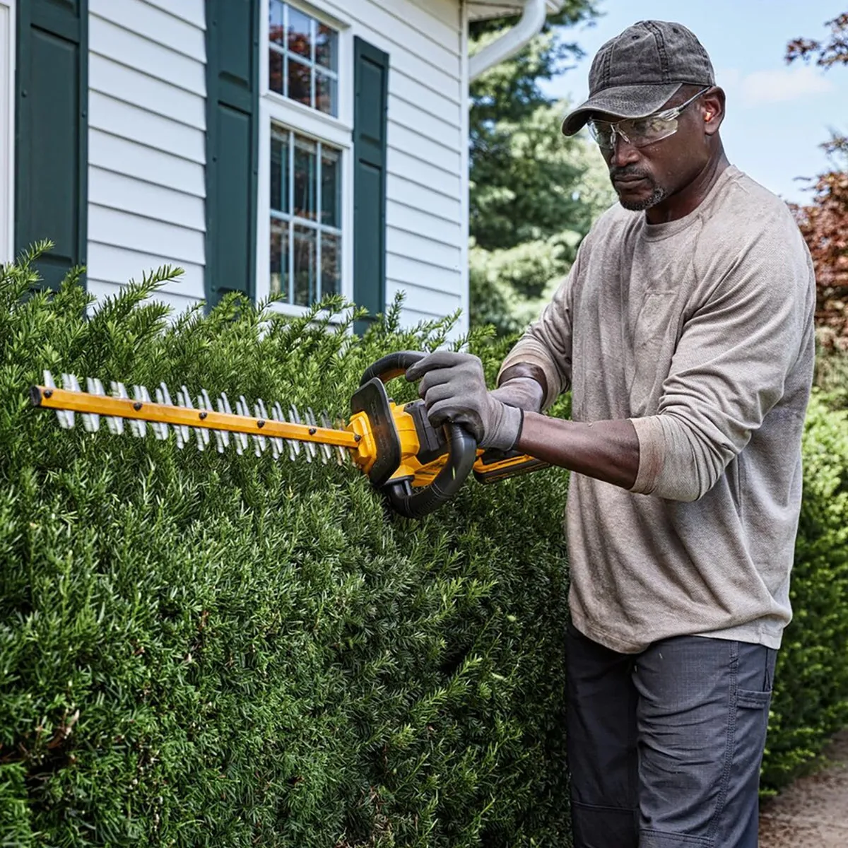 Dewalt DCMHT573N-XJ 54V XR FlexVolt Brushless 65cm Hedge Trimmer with 1 x 6.0Ah Battery & Charger