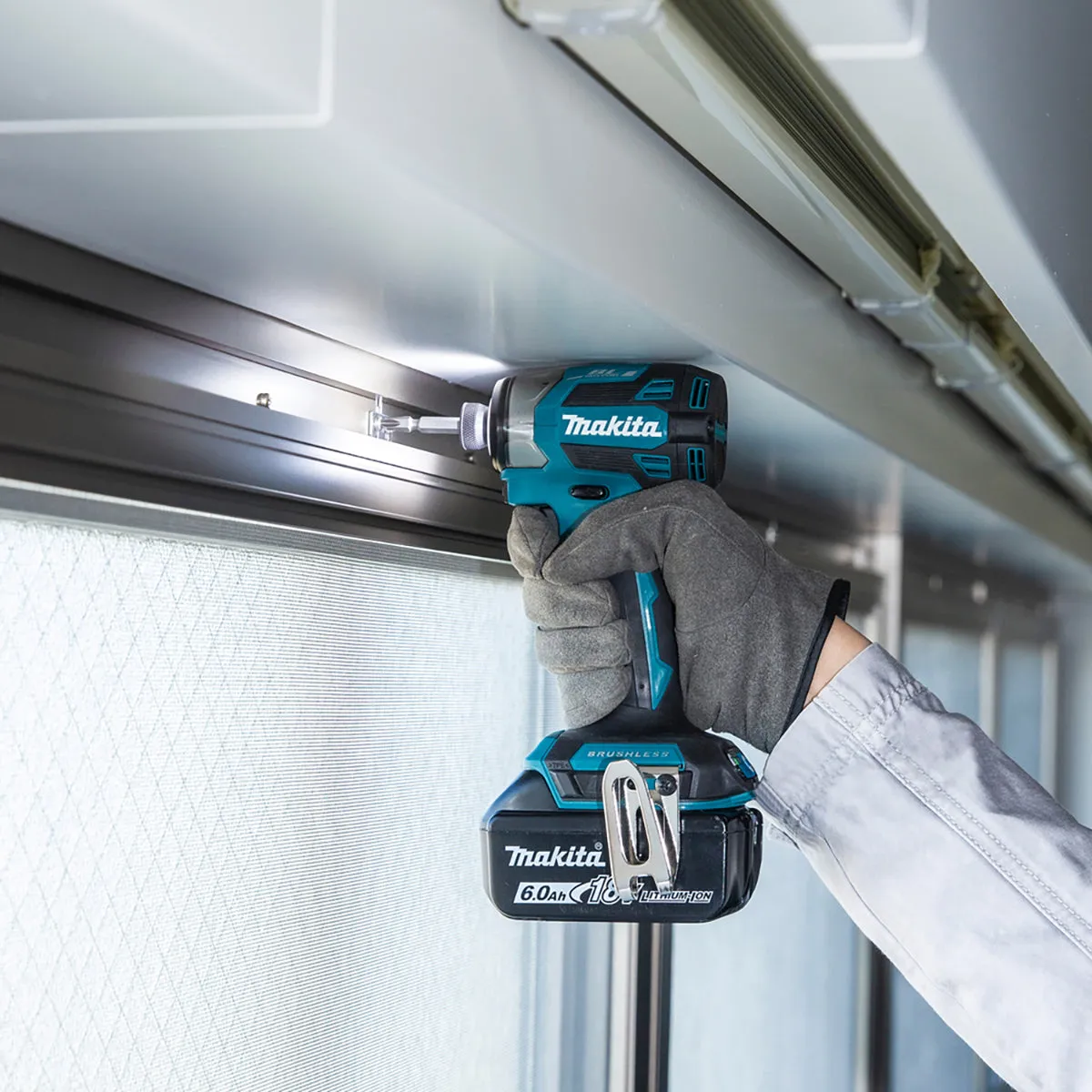 Makita 18V Brushless Impact Driver & Combi Drill With 2 x 5.0Ah Battery & Charger T4TKIT-17182