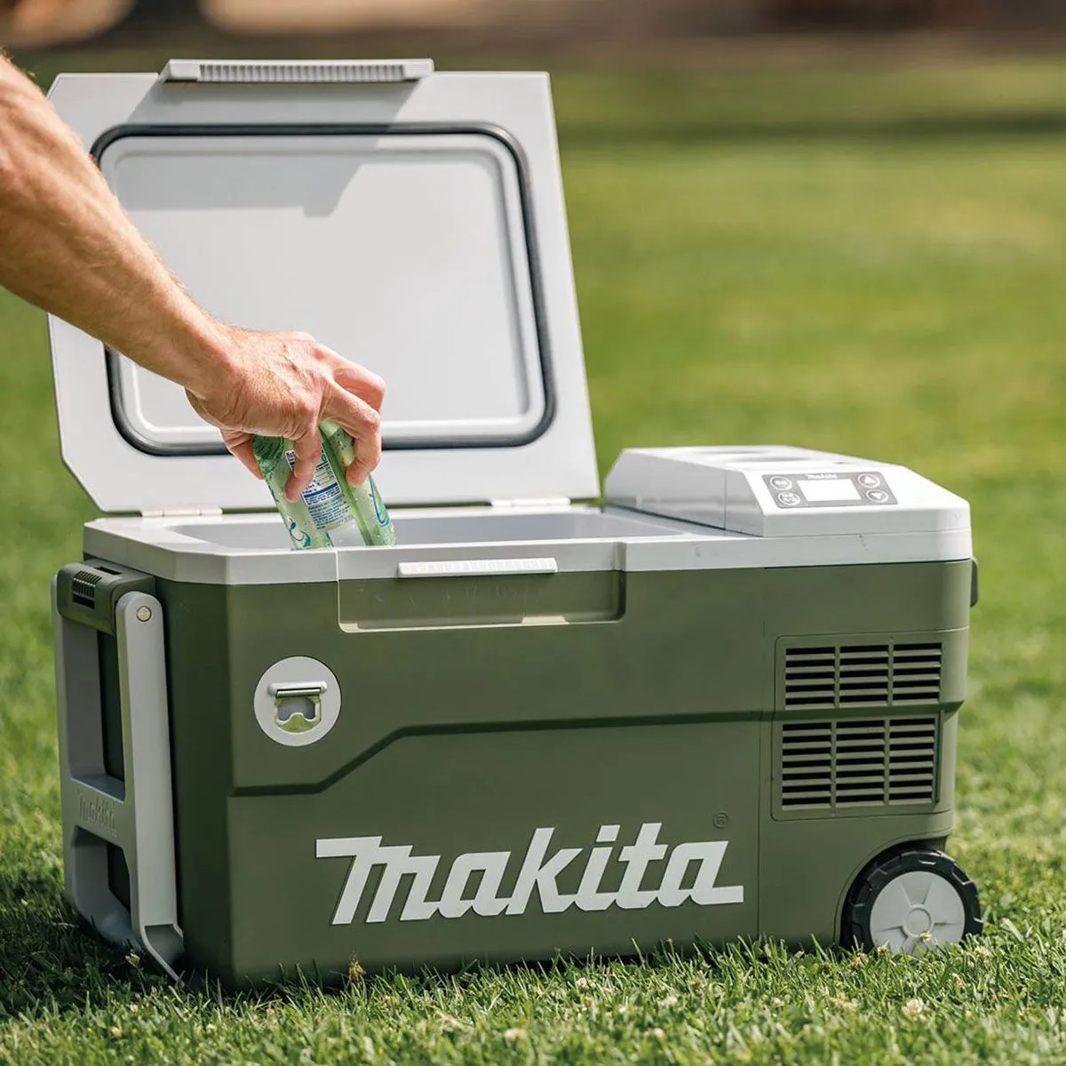 Makita DCW180ZO 18V Cordless Olive Green Cooler & Warmer Box 20L with 1 x 6.0Ah Battery & Charger