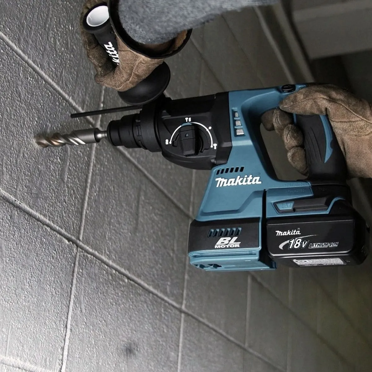 Makita DLX2204TX3 18V Li-ion Brushless Twin Pack With 2 x 5.0Ah Batteries Charger