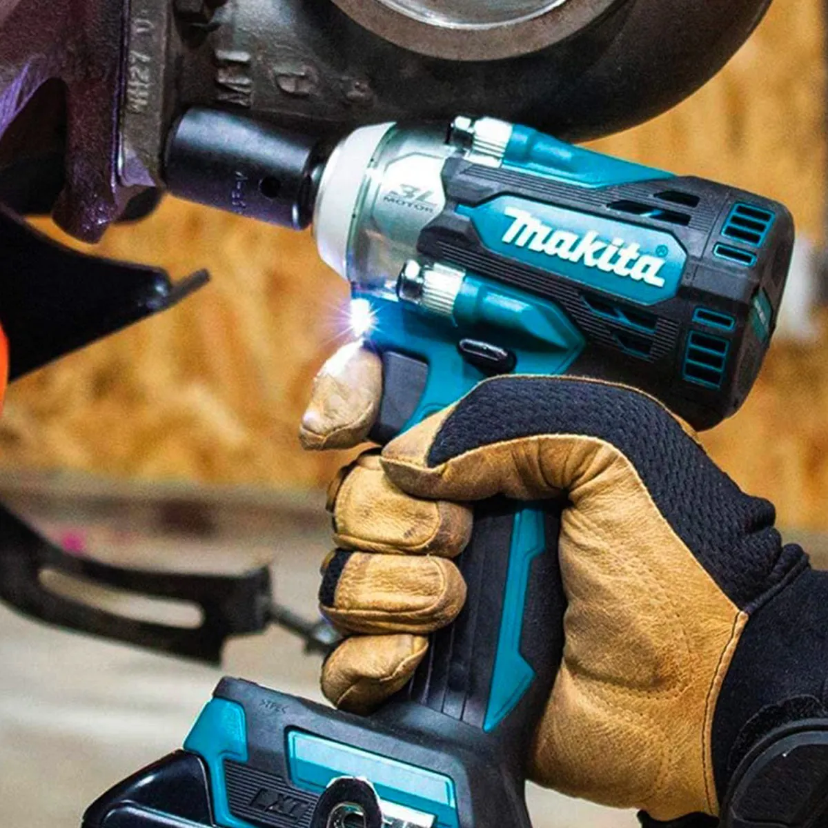 Makita DTW300RTJ 18V LXT Brushless 1/2 Impact Wrench With 2 x 5.0Ah Batteries Charger In Case