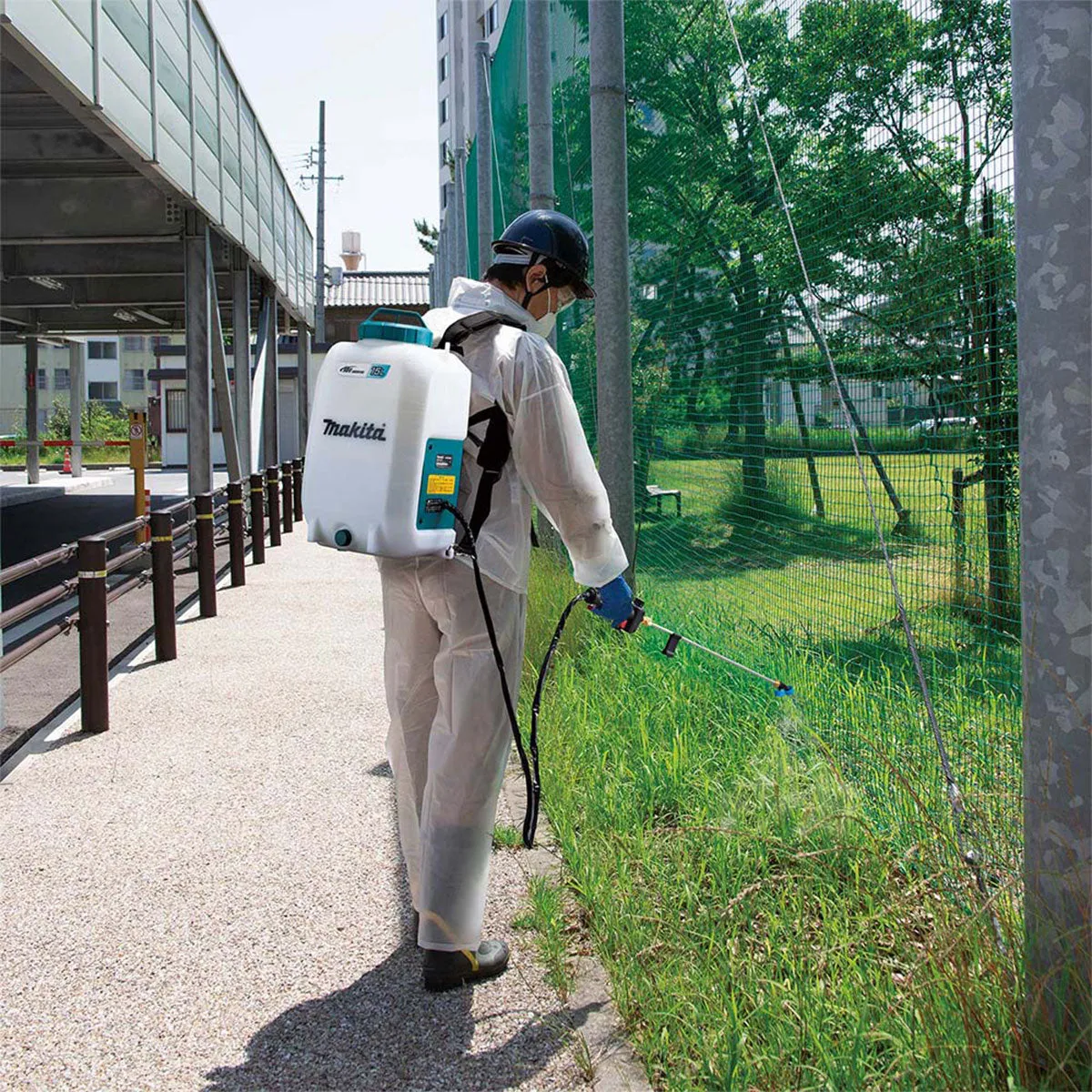 Makita DUS158Z 18V LXT 15L Backpack Garden Sprayer with 1 x 5.0Ah Battery & Charger