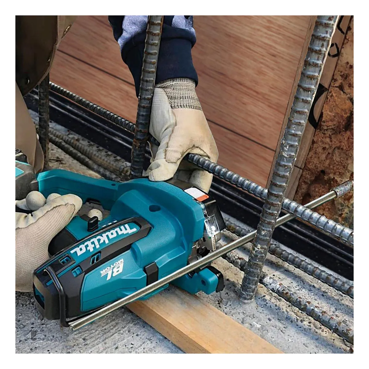 Makita SC103DSAJ 12V max CXT Threaded Rod Cutter With 2 x 2.0Ah Batteries. Charger & Case