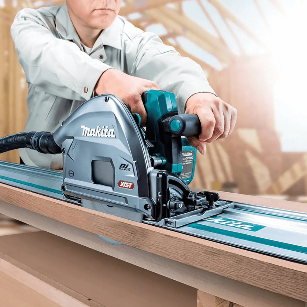 Makita SP001GZ03KIT4 40V Brushless Plunge Saw with 2 x Guide Rail. Connector. Clamp Set & 1 x 4.0Ah Battery Charger