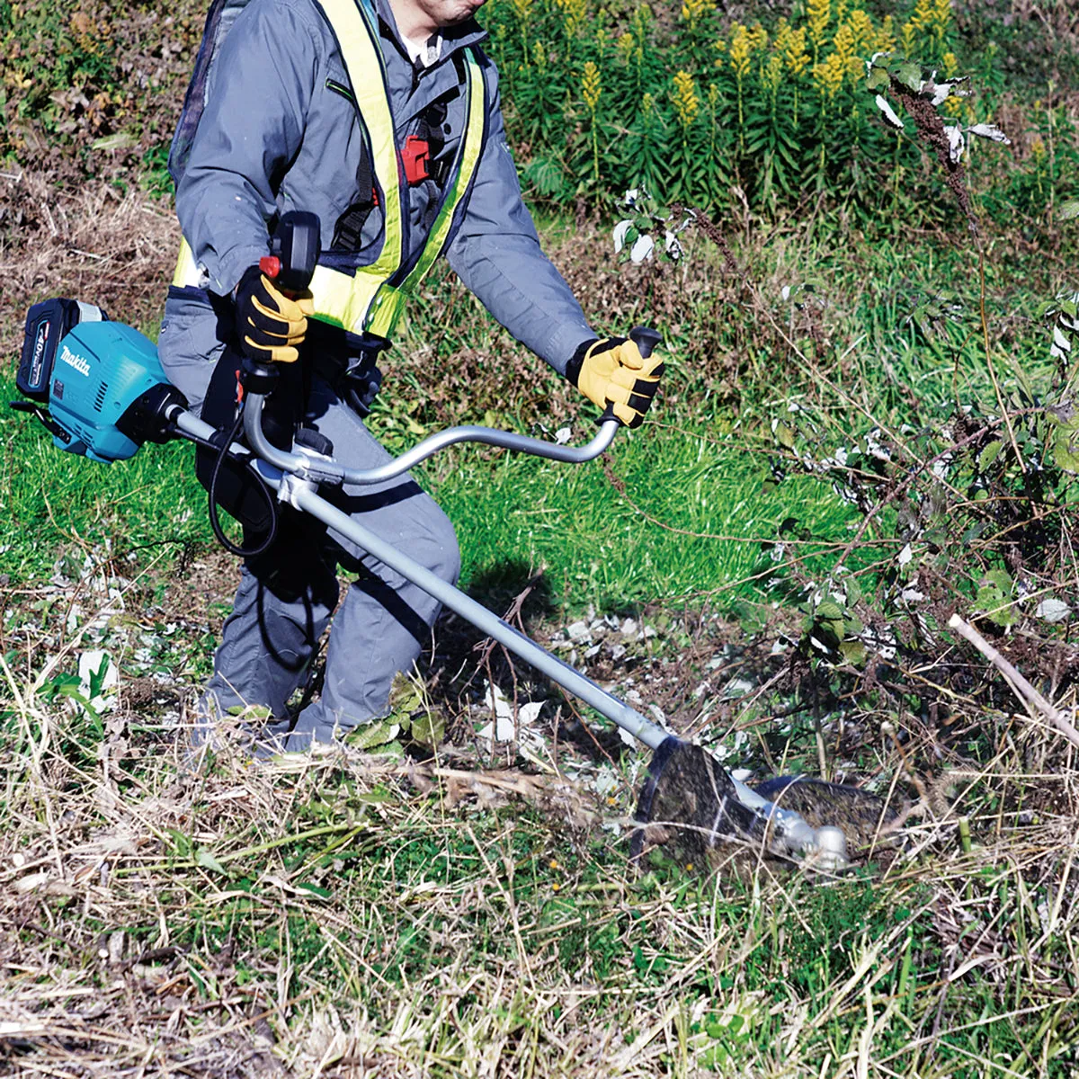 Makita UR013GT206 40Vmax XGT Brushless Brush Cutter With 2 x 5.0Ah Batteries & Charger