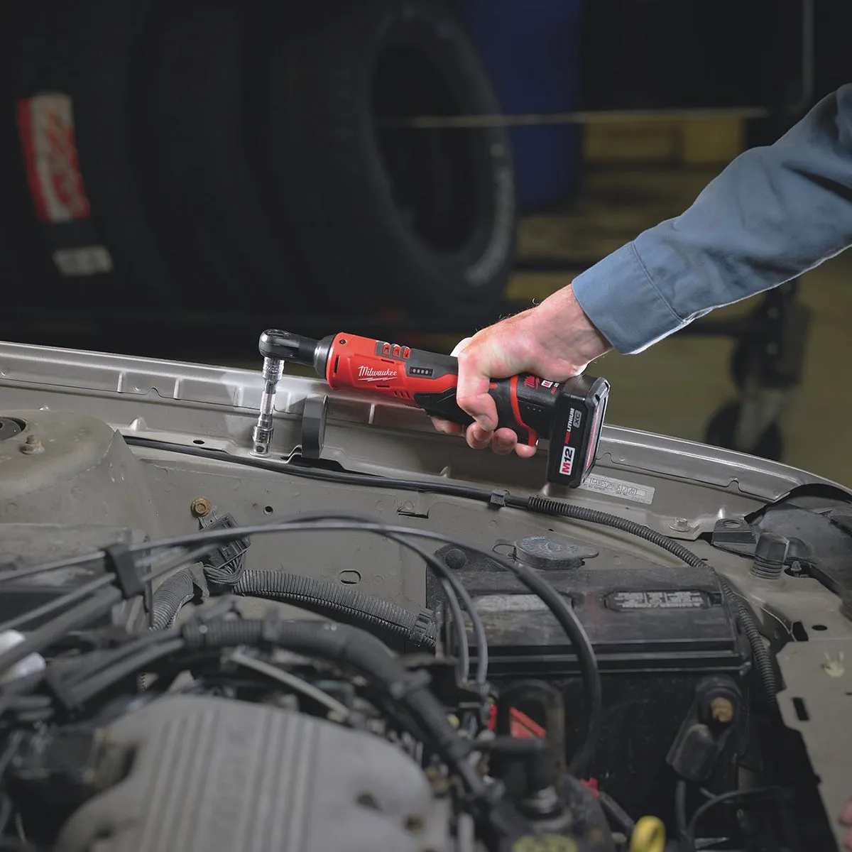 Milwaukee M12IR-201B 12V 3/8 Sub Compact Ratchet with 1 x 2.0Ah Battery Charger & Bag 4933448110