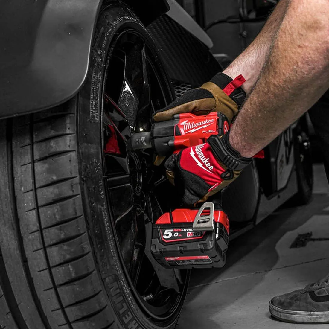 Milwaukee M18FMTIW2F12-502X 18V Fuel Brushless 1/2 Mid-Torque Impact Wrench with 2 x 5.0Ah Batteries Charger & Case 4933478451