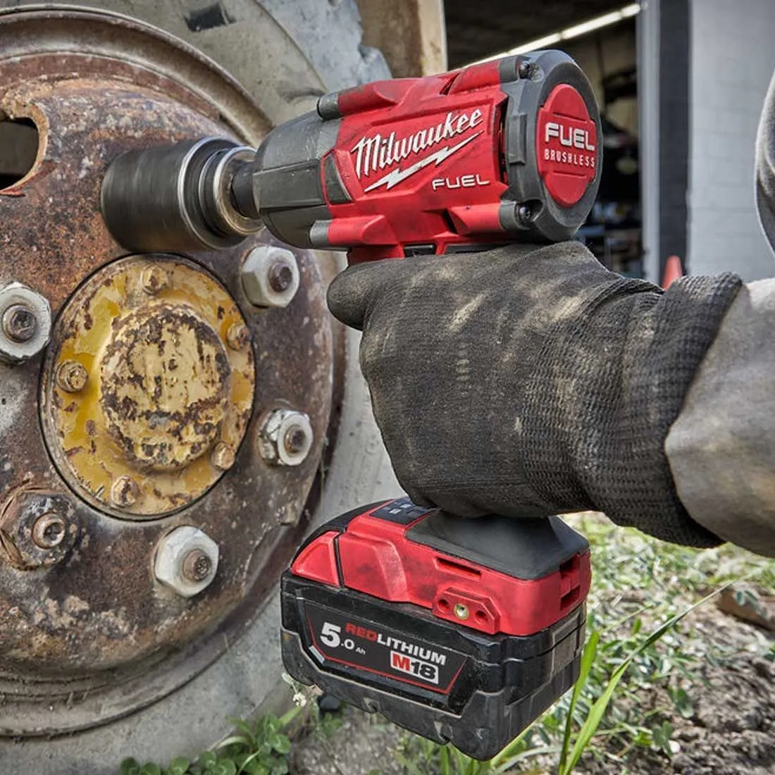 Milwaukee M18FMTIW2F12-502X 18V Fuel Brushless 1/2 Mid-Torque Impact Wrench with 2 x 5.0Ah Batteries Charger & Case 4933478451