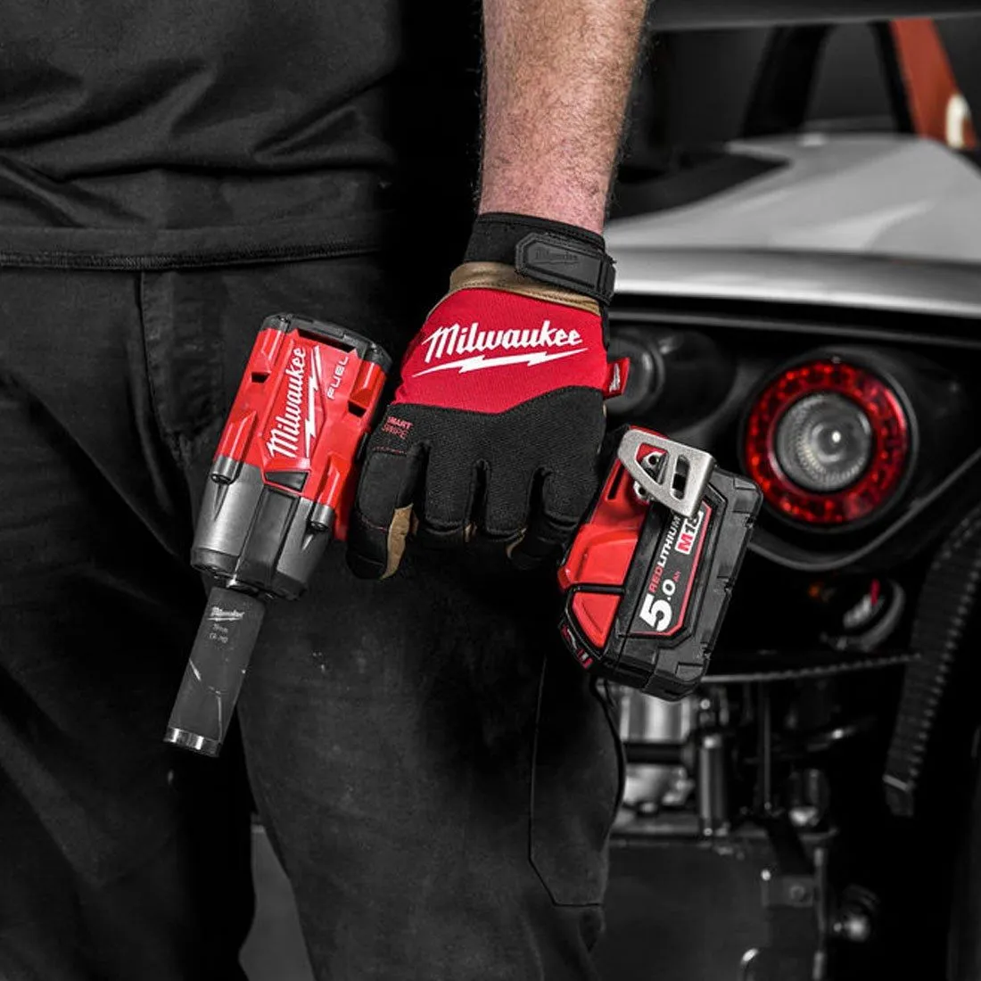 Milwaukee M18FMTIW2F12-502X 18V Fuel Brushless 1/2 Mid-Torque Impact Wrench with 2 x 5.0Ah Batteries Charger & Case 4933478451