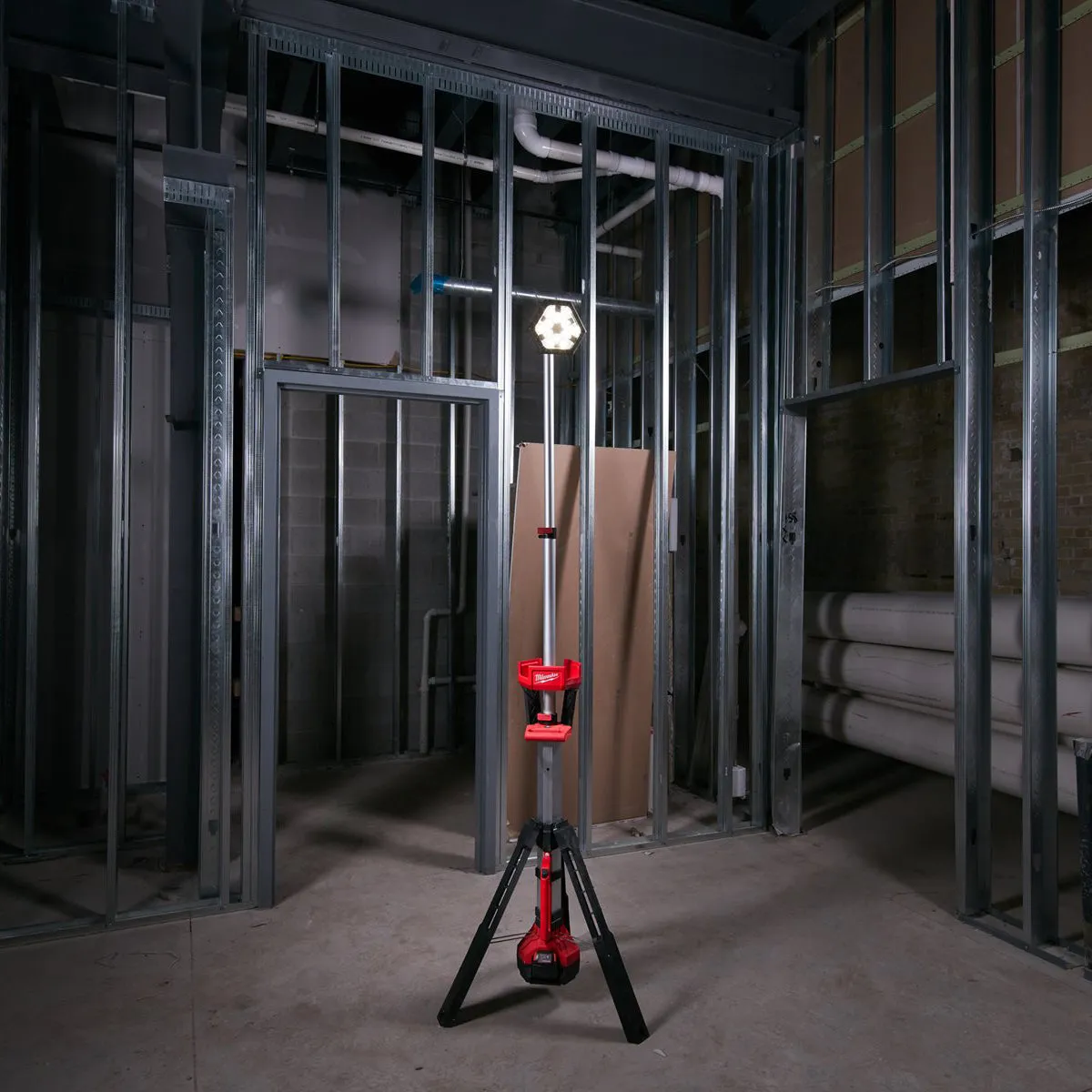 Milwaukee M18SAL-0 18V 2000 Lumens LED Stand Light with 1 x 5.0Ah Battery & Charger