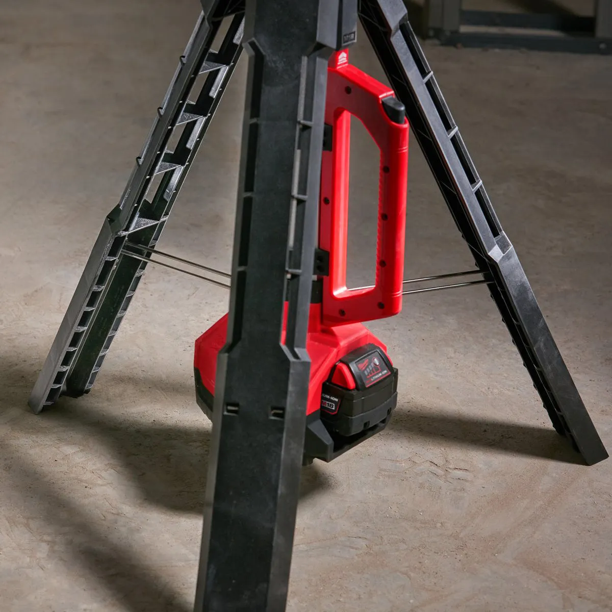 Milwaukee M18SAL-0 18V 2000 Lumens LED Stand Light with 1 x 5.0Ah Battery & Charger